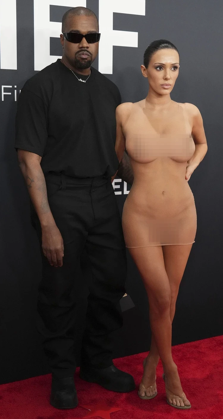 Появилась, в чем мать родила: Канье Уэста выгнали с церемонии «Грэмми» за наряд Бьянки Цензори