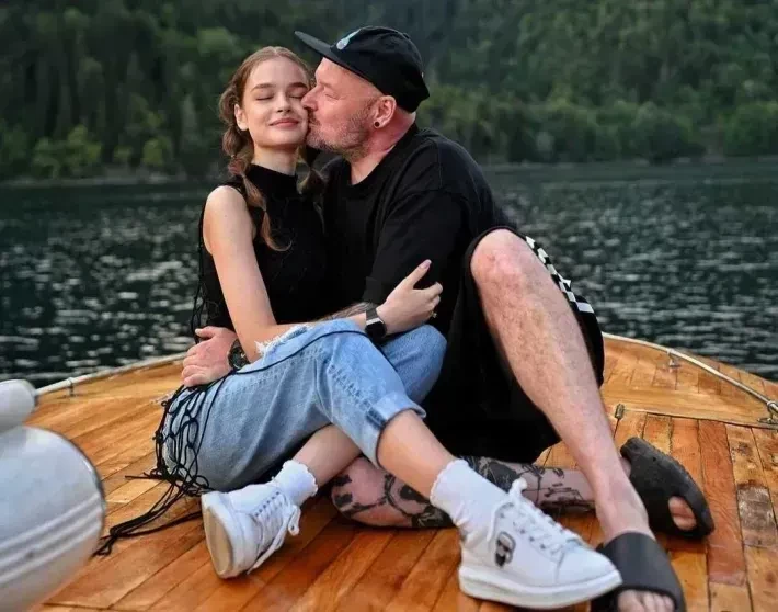 В сети обсуждают выход режиссёра Марка Горобца с 18-летней женой и 19-летней дочерью