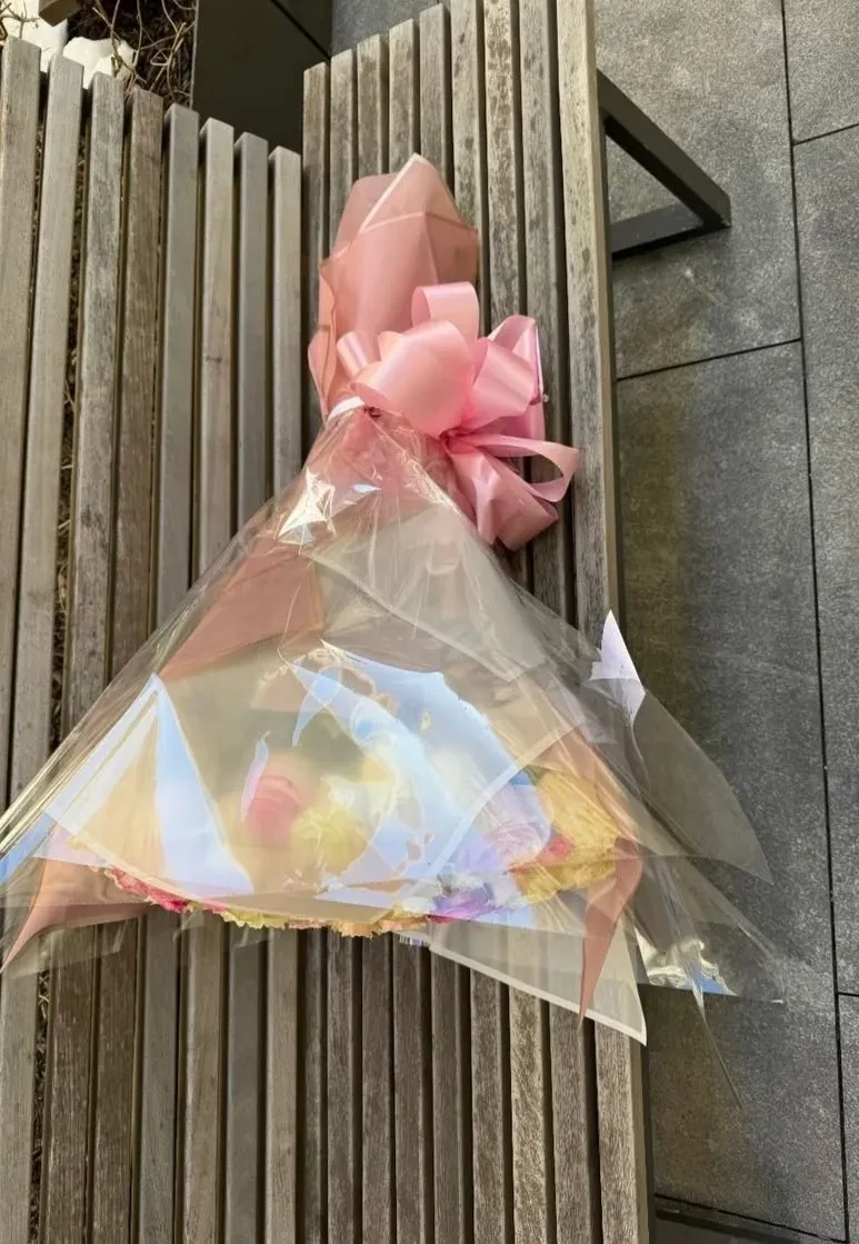 "Не твоя". Ирина Шейк выкинула букет, подаренный ей на День святого Валентина