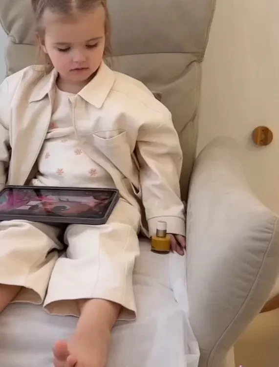 Алеся Кафельникова сводила трёхлетнюю дочь на маникюр