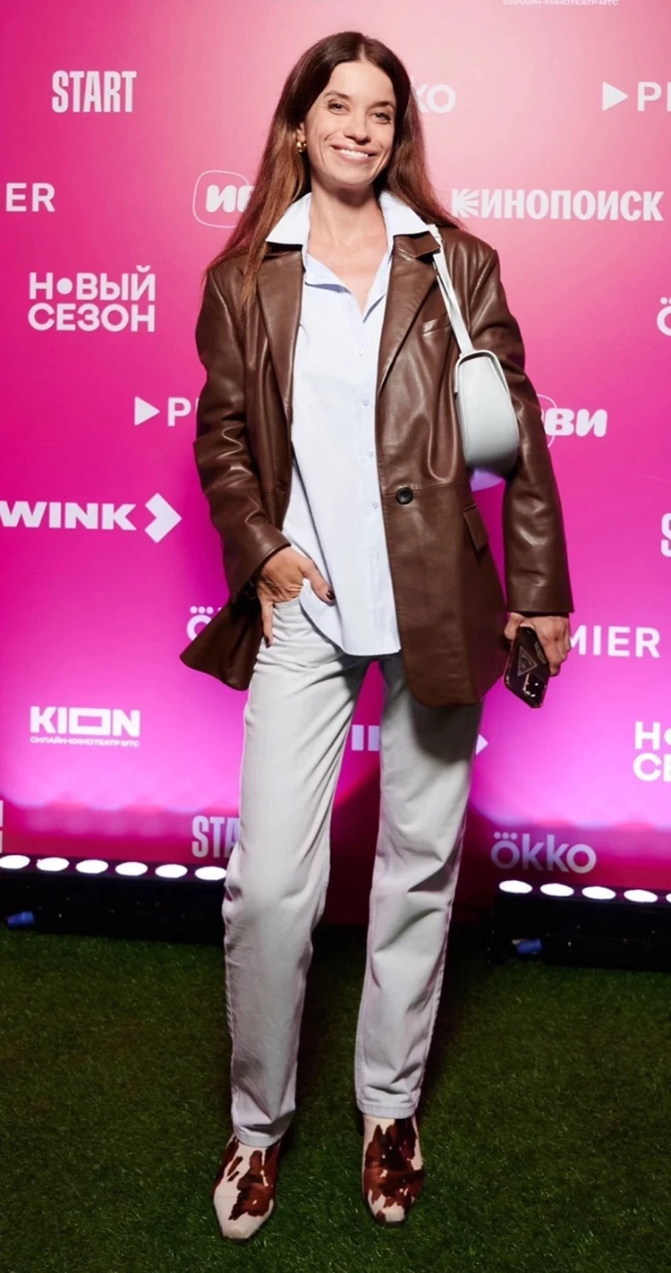 Звезды, которые выбирают странную обувь: Собчак в босоножках «пальцы наружу», Варнава в гигантских меховых туфлях, а Брухунова в любимых tabi с раздвоенным носом