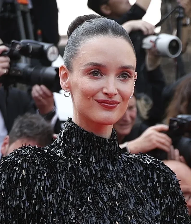 Канны-2025: Ева Лонгория, Карла Бруни, Шайа Лабаф, Джулианна Мур и Холли Берри на премьере фильма "Финикийская схема"