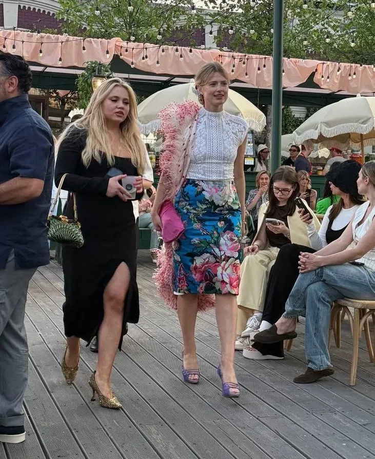 Софья Эрнст вышла в свет в боа с перьями и кружевном топе