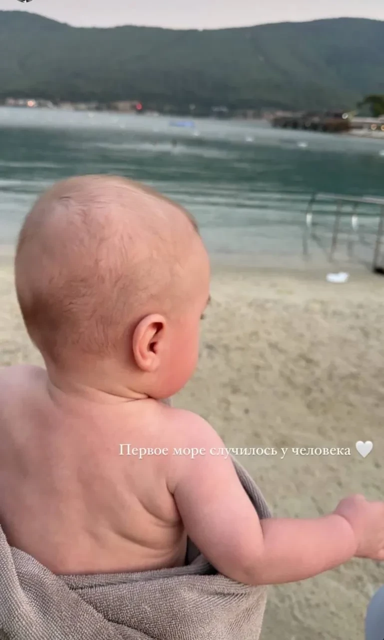Жена Александра Петрова показала фото сына, который впервые увидел море