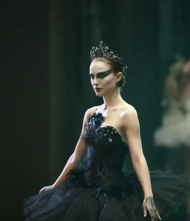 Наталья Водянова вышла в свет в образе "чёрного лебедя"