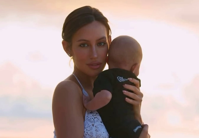 Девушка Тимати Валентина Иванова снялась в пляжной фотосессии вместе с дочерью