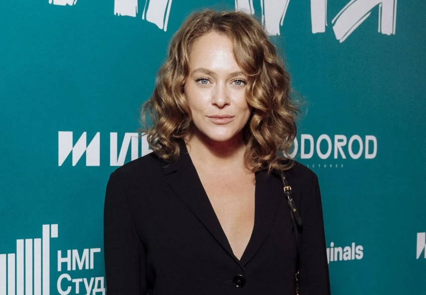 "Эти три месяца стали тяжёлым уроком для меня". Аглая Тарасова вместе с матерью Ксенией Раппопорт появилась в суде по делу о контрабанде наркотиков