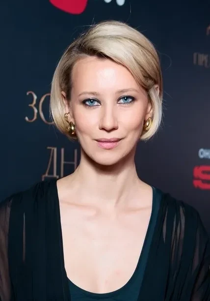 Юлия Снигирь и Евгений Цыганов, Алексей Гуськов с женой, Сергей Минаев на премьере сериала "Золотое дно 2"