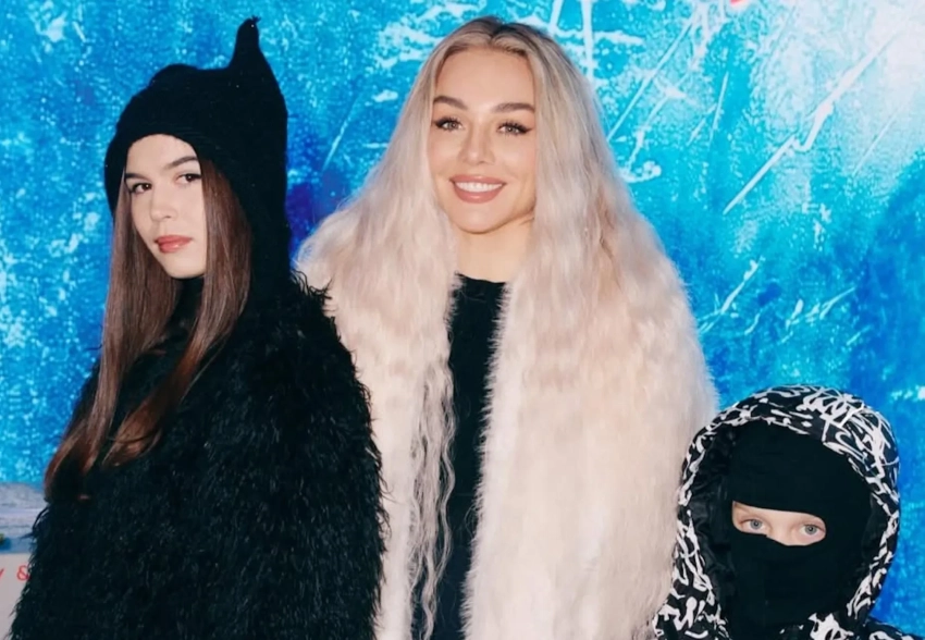 Анна Седокова с детьми, Виктория Лопырёва с мужем и сыном, Илья Авербух и Елизавета Арзамасова на открытии катка в "Лужниках"