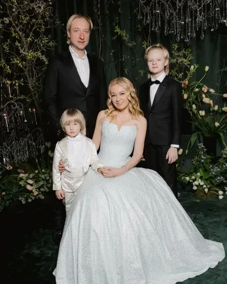 "Живём душа в душу". Яна Рудковская и Евгений Плющенко показали архивные фото в честь 19-летия со дня знакомства