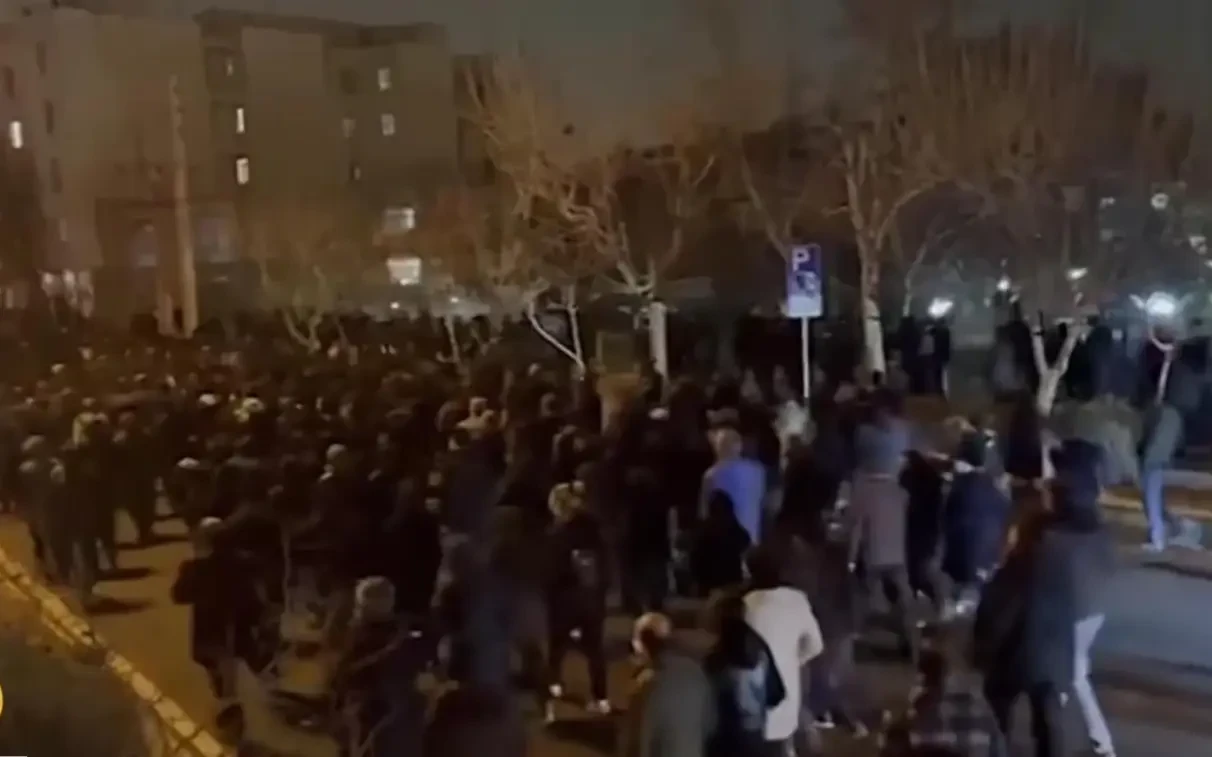 Певица Парасту Ахмади