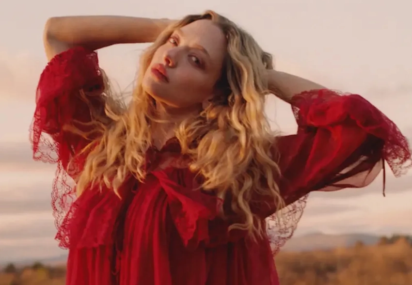 "Я строила планы, а потом никуда не шла". Аманда Сейфрид снялась для Vogue и рассказала о ментальных проблемах