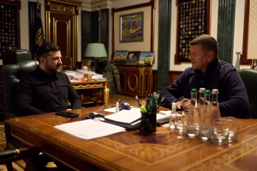 Залужный прилетел в Киев, где его принял Зеленский