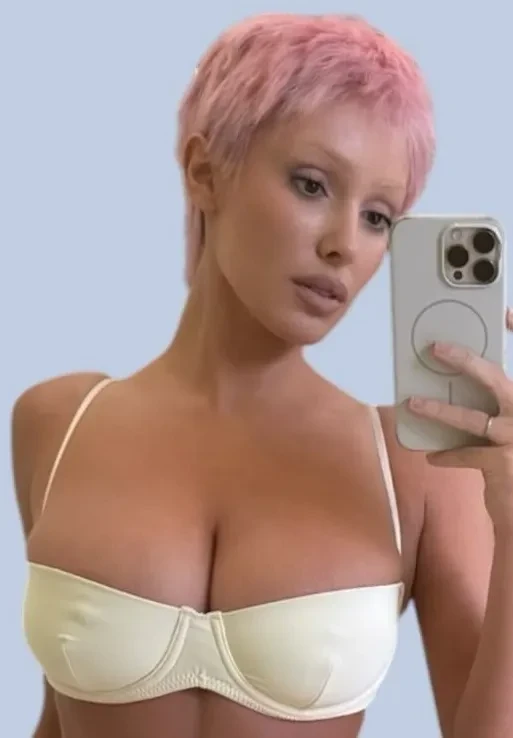 Экстремальное мини и розовое пикси: Бьянка Цензори показала новый образ