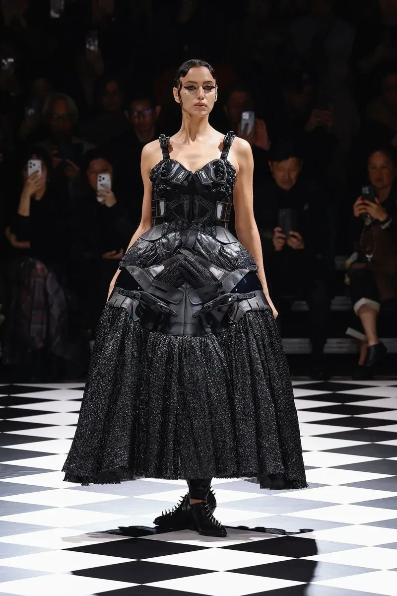 Ирина Шейк с "заплаканными глазами" вышла на подиум в Париже