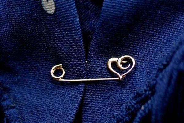 Мощный талисман: где носить оберег из булавки, чтобы убрать негатив