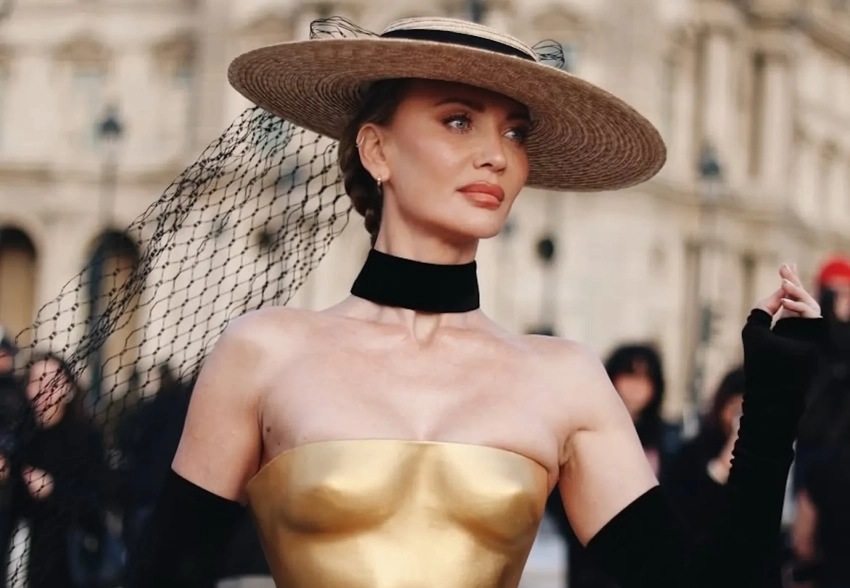 Кристина Романова, Оксана Бондаренко, жена главы Газпромбанка Даша Попова и экс-супруга беглого банкира Татьяна Корсакова на показе Schiaparelli